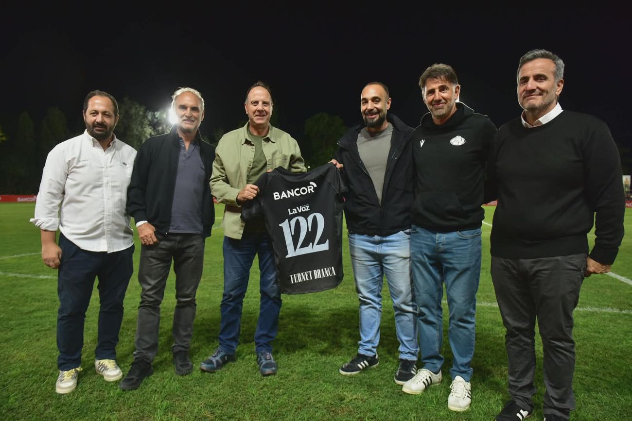 Reconocimiento a La Voz por sus 122 años en la previa de Dogos XV ante Pampas.