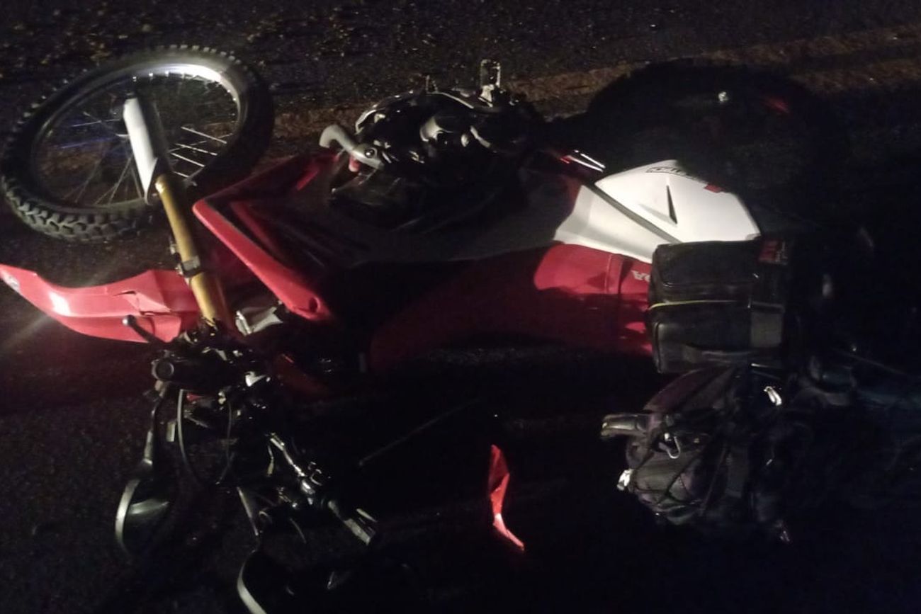 La moto en la que circulaba el conductor. (Policía)