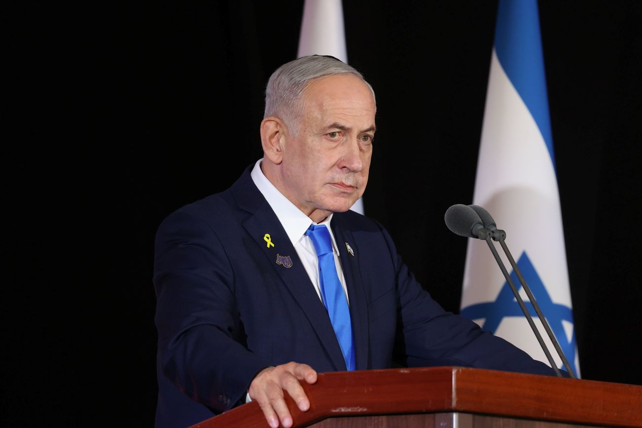 El Primer Ministro israelí Benjamin Netanyahu participa en la ceremonia conmemorativa estatal por los soldados caídos de la guerra, en el Monte Herzl, en Jerusalén, el 16 de octubre de 2025. (Alex Kolomoisky)