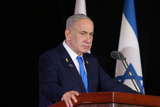 El Primer Ministro israelí Benjamin Netanyahu participa en la ceremonia conmemorativa estatal por los soldados caídos de la guerra, en el Monte Herzl, en Jerusalén.