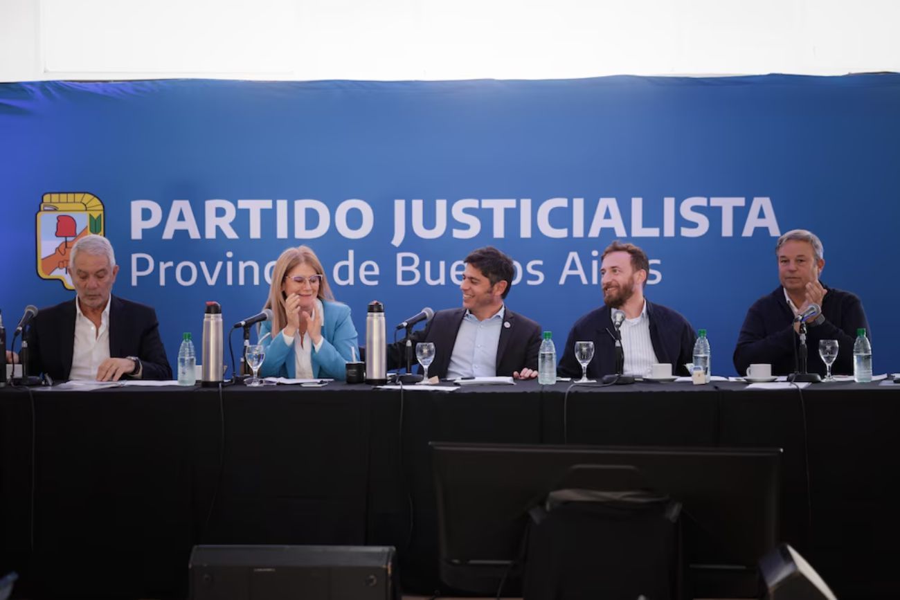 Kicillof asumió en el PJ bonaerense con críticas a Milei y respaldo a Cristina Kirchner.