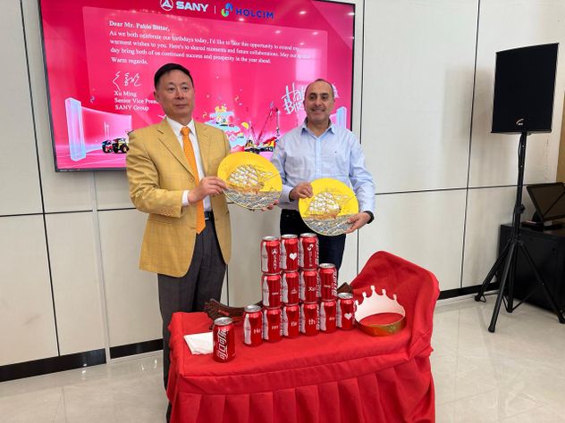 Un cumpleaños distinto en Japón, con directivos de Sany, el mayor fabricante de máquinas de construcción en China. 