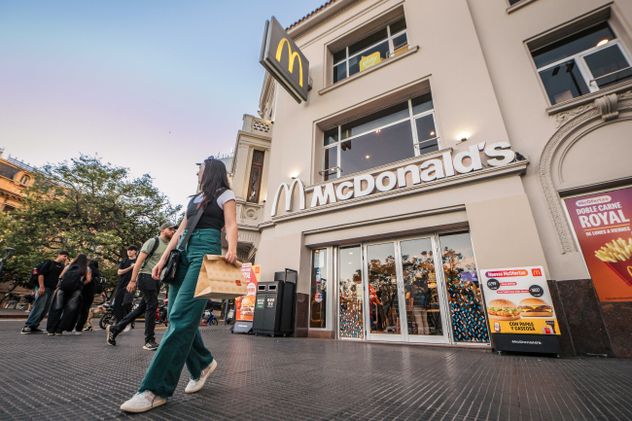 El local de McDonald´s en Plaza España fue remodelado y volvió a abrir sus puertas en una zona estratégica de Córdoba capital.