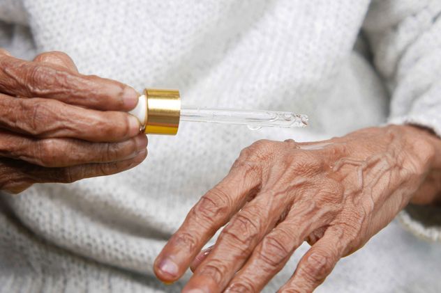 La epigenética estudia cómo los factores externos activan o desactivan genes sin alterar el código original. En la piel, esto se traduce en la posibilidad de prevenir el envejecimiento cutáneo.
