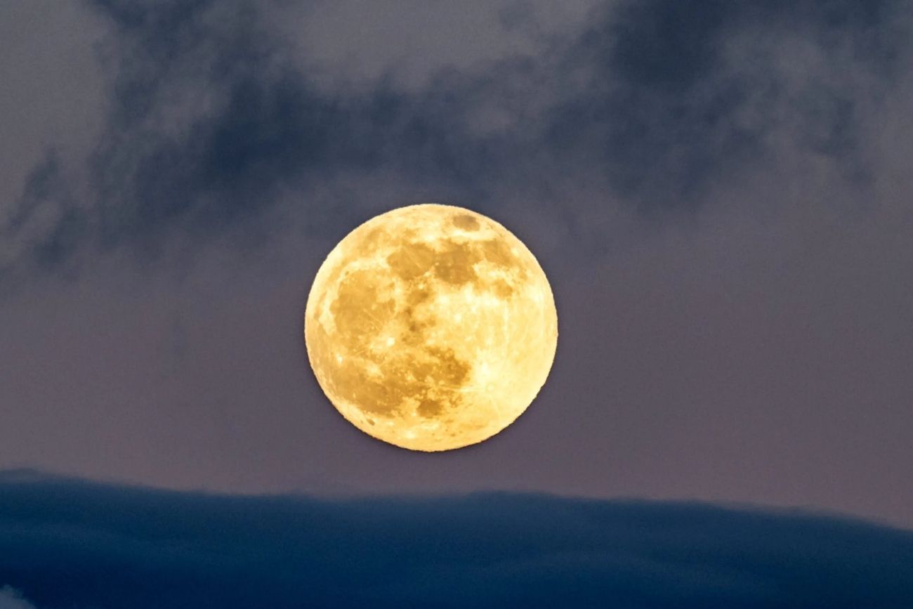 Calendario lunar: fechas clave de mayo 2026 para el cuidado del cabello