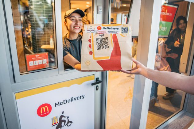 El local sumó un sector exclusivo para retiro de pedidos, con acceso pensado para agilizar la operatoria de delivery en una zona de alta demanda.