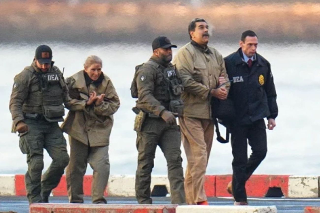Nicolás Maduro y su esposa, Cilia Flores, esposados tras aterrizar en un helipuerto de Manhattan, de camino a un tribunal federal el 5 de enero.