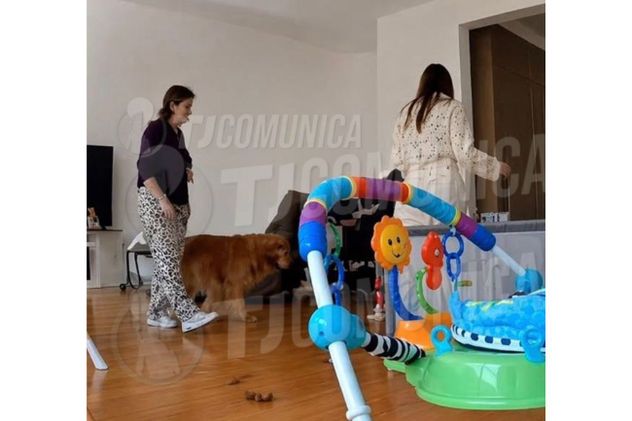 Carolina Flores Gómez con bata y detrás su suegra, quién la asesinó a balazos.