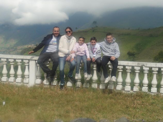 Paseo por Cuenca, en Ecuador, con los chicos pequeños. 