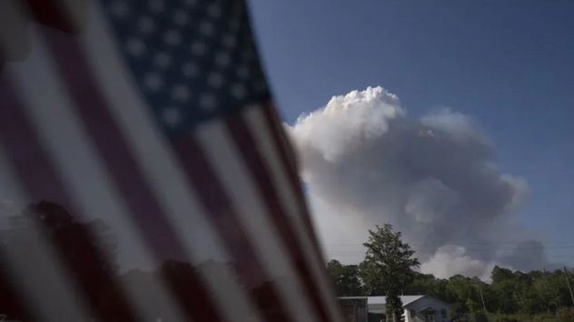 El humo se eleva desde el incendio de la autopista 82 en Brantley, en Atkinson, Georgia.