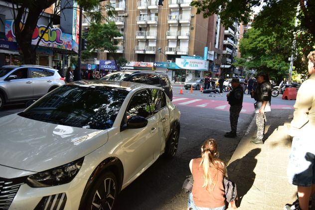 Accidente entre una moto y un vehiculo en la esquina de Chacabuco y Bv. Illia. 