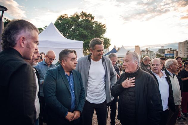 El ministro de Vinculación, Miguel Siciliano, con Luis Barrionuevo, en una actividad que el gremio gastronómico local, liderado por Juan Carlos Rousselot, organizó el predio cercano al Centro Cívico. El gremialista almorzó el jueves con el gobernador Martín Llaryora. (Prensa Gobierno de Córdoba) 