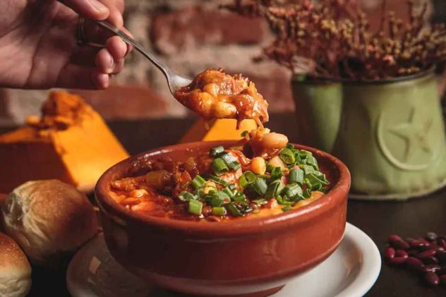 Todos los secretos para preparar el auténtico locro argentino. 