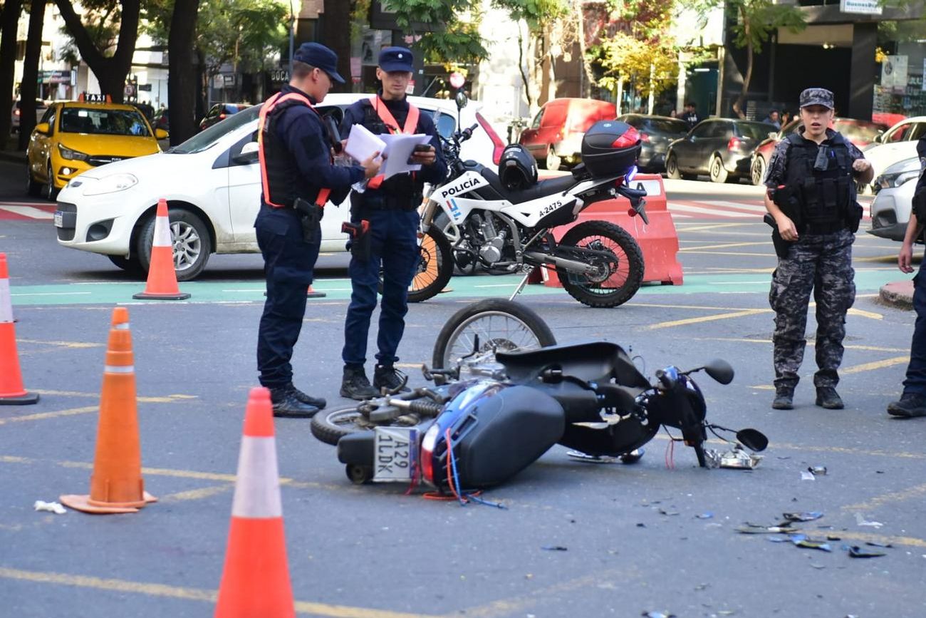 Un accidente entre un auto y una moto ocurrió esta tarde en la esquina de Avenida Chacabuco y Bv. Illia.  