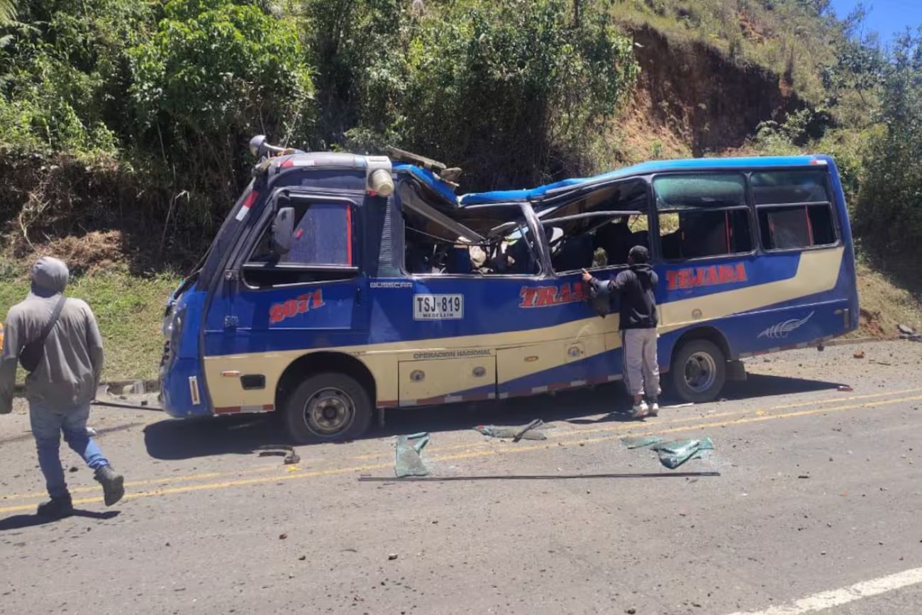 Colombia: un ataque con bomba a un colectivo dejó al menos siete muertos y más de 17 heridos.