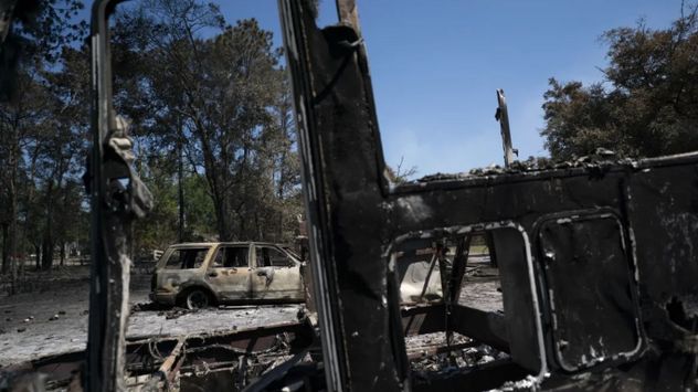 En Atkinson, Georgia, se observan vehículos calcinados por el incendio forestal de la autopista 82.