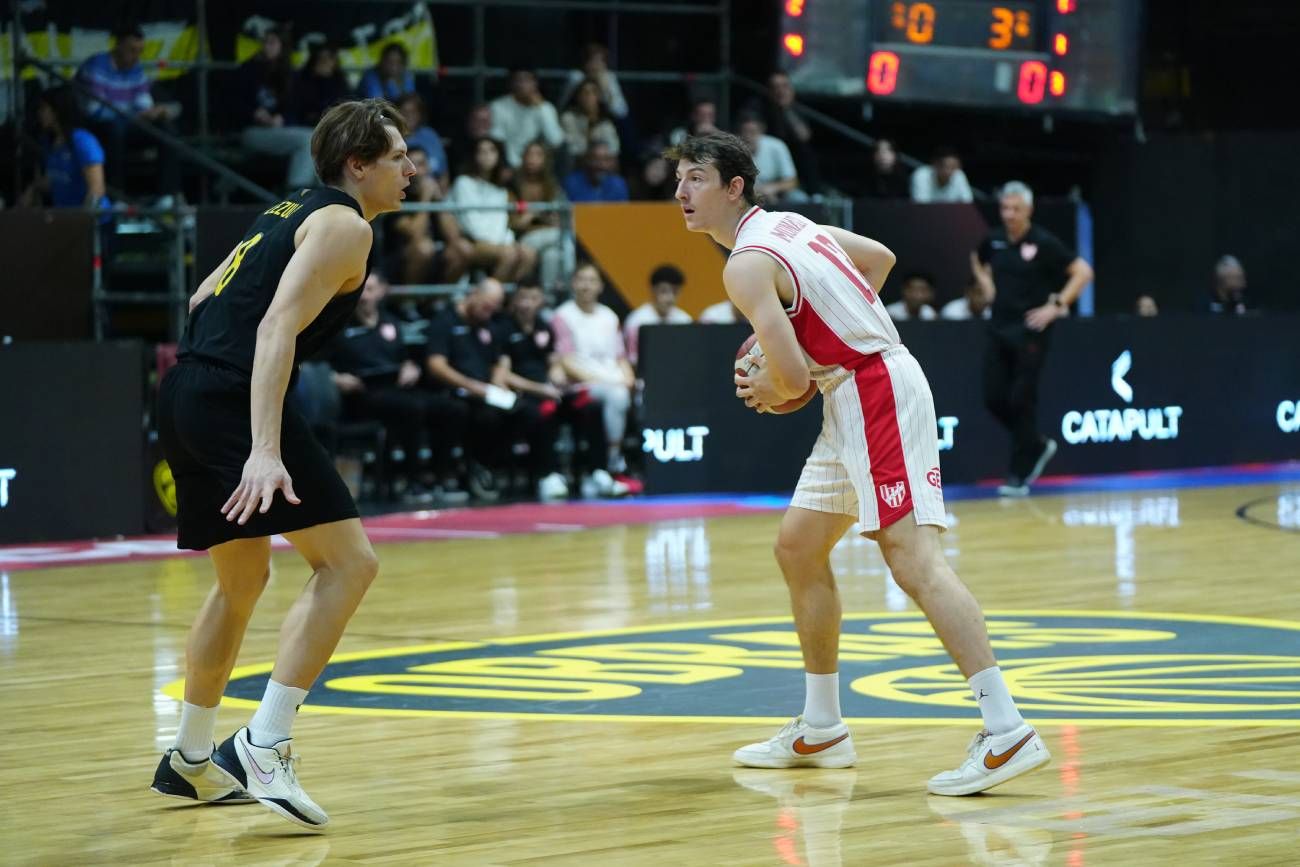 Instituto arrancó la serie de Reclasificación de la Liga Nacional de Básquet con un triunfo de visitante ante Obras. 
