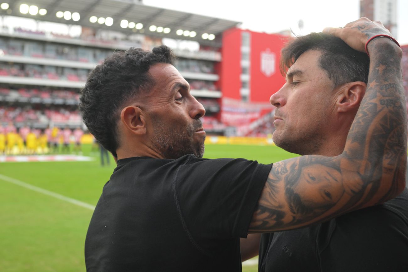 Carlos Tevez, DT de Talleres, y Alexander Medina.
