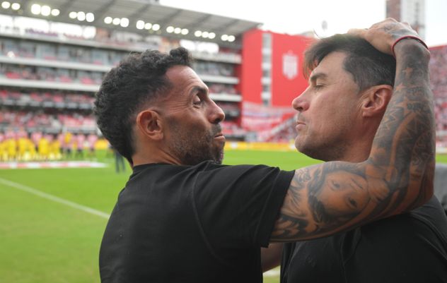Carlos Tevez, DT de Talleres, y Alexander Medina.