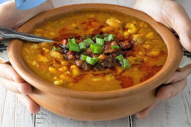 Todos los secretos para preparar el auténtico locro argentino. 