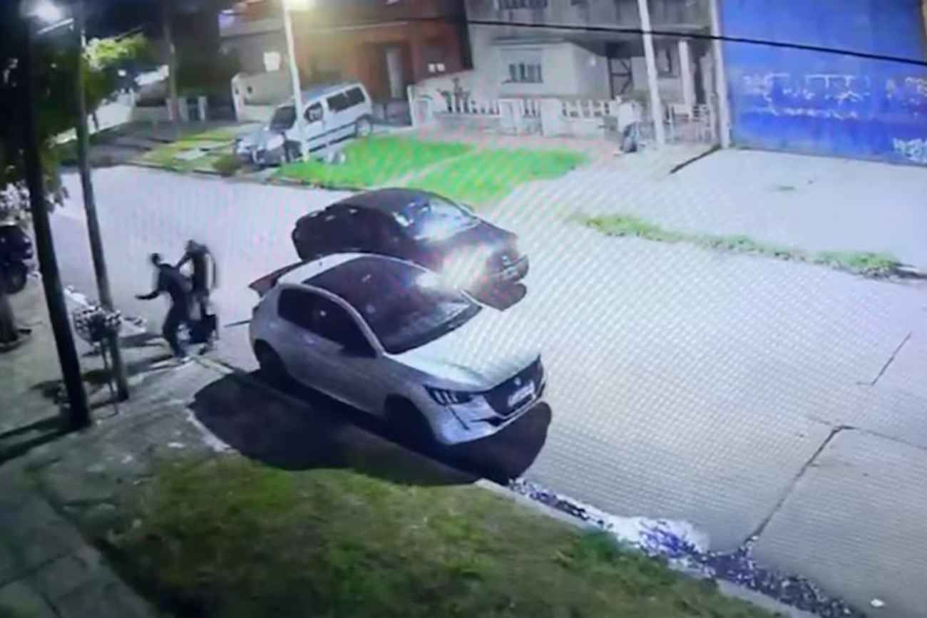 Volvía de la facultad, lo asaltaron y entregó su mochila, pero lo mataron por el celular. 
