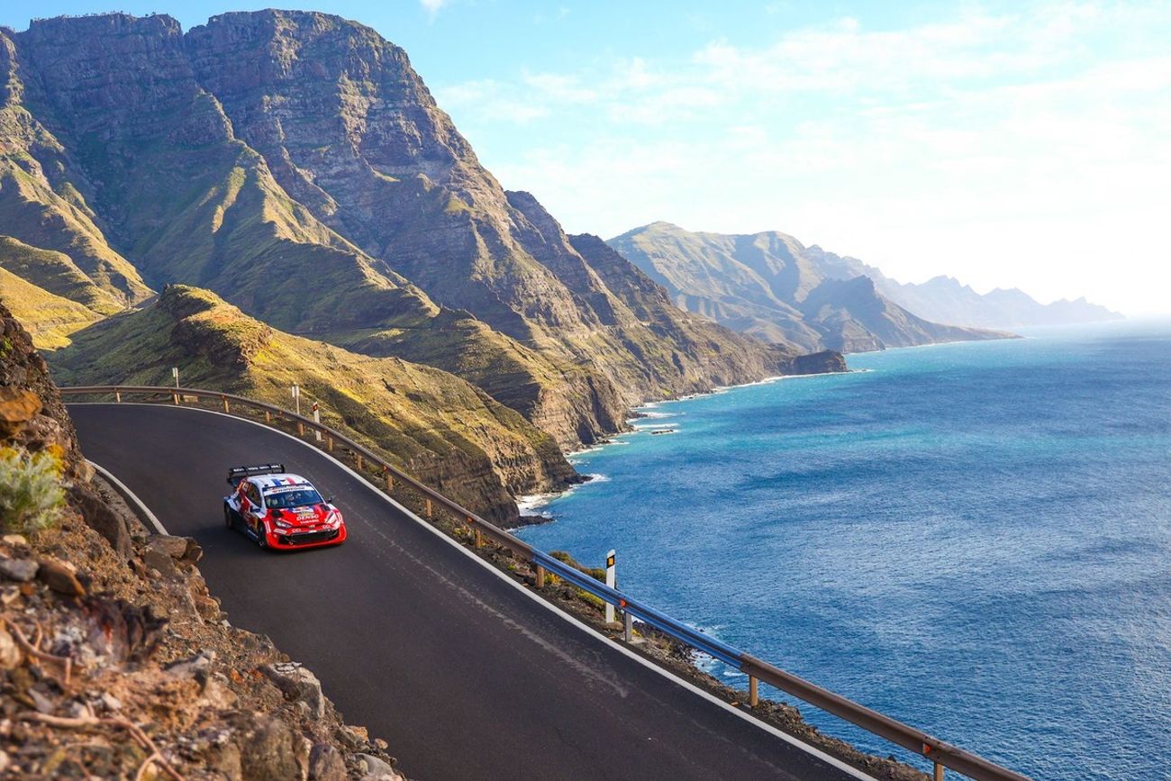Sebastien Ogier bujscará en el Rally de Canarias, ujna victoria que lo ponga nuevamente en carrera por el camepoanto mundi.
