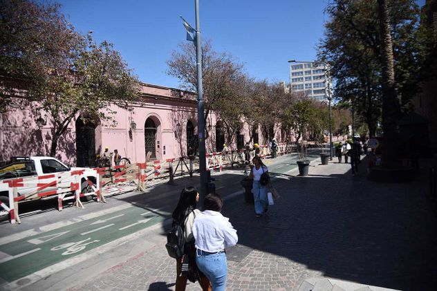 Calle 27 de Abril, en el centro de Córdoba. Su nombre recuerda la revuelta de 1852 que cambió el rumbo político de la provincia.