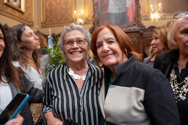 La exfuncionaria schiarettista Raquel Krawchik, fue distinguida en por UNC. La senadora Alejandra Vigo fue al acto a acompañarla y para darle el saludo del exgobernador Juan Schiaretti. (Prensa Alejandra Vigo)