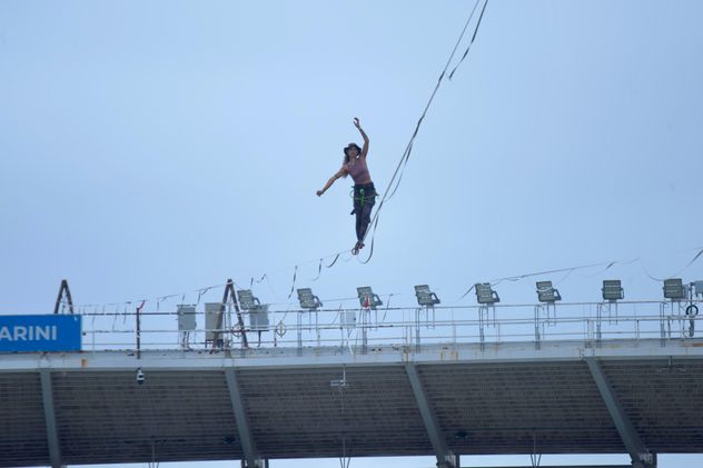 Con gran marco de público comenzó en Córdoba la Copa Mundial de Highline y este domingo se disputarán las semifinales y finales en el Kempes.