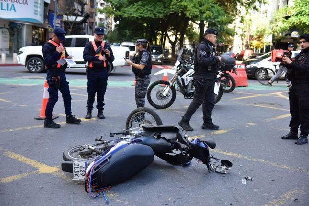 Un accidente entre un auto y una moto ocurrió esta tarde en la esquina de Avenida Chacabuco y Bv. Illia.  