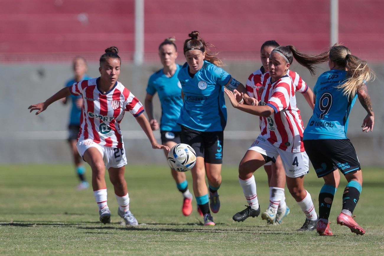 Belgrano juega ante Unión.