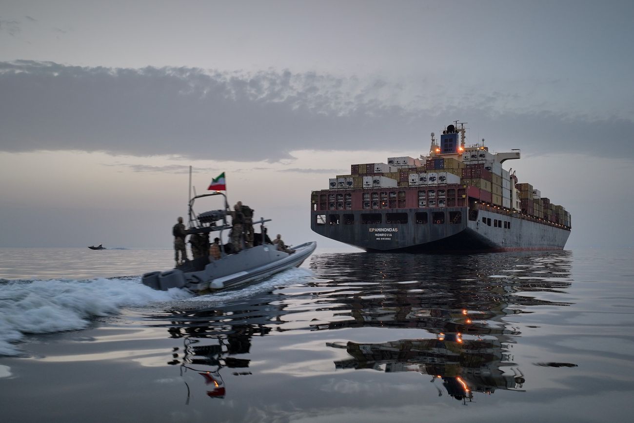 En esta foto publicada por la Agencia de Noticias Tasnim, una lancha rápida de la Marina de la Guardia Revolucionaria (IRGC) se acerca al barco carguero Epaminondas durante lo que los medios estatales describieron como la incautación de uno de dos buques acusados de violaciones en el Estrecho de Ormuz, el 21 de abril de 2026. (Meysam Mirzadeh/Agencia de Noticias Tasnim vía AP)