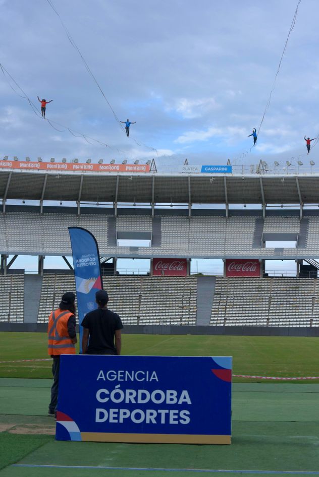 Con gran marco de público comenzó en Córdoba la Copa Mundial de Highline y este domingo se disputarán las semifinales y finales en el Kempes.