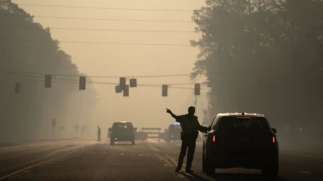 Incendios forestales arrasan el sur de Georgia, Estados Unidos.