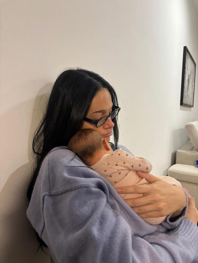 Oriana Sabatini y su hija Gia durante sus primeros días de vida.