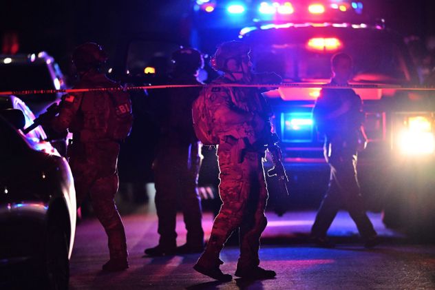 Agentes del orden público acuden a una dirección vinculada a Cole Tomas Allen, el sospechoso del tiroteo ocurrido el sábado 25 de abril de 2026 en la cena de corresponsales de la Casa Blanca en Torrance, California.