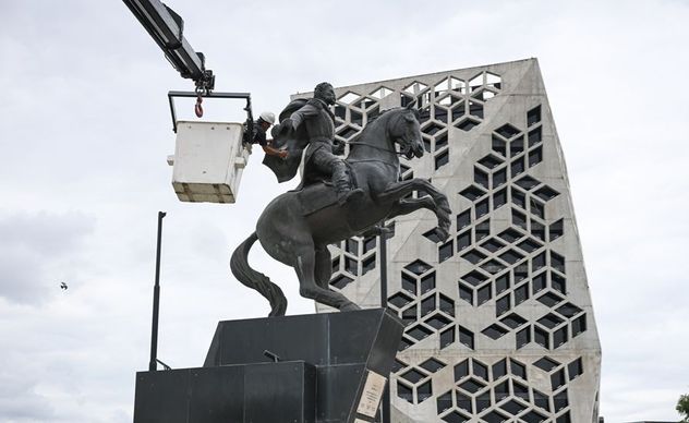 A través de una grúa se realizaron los trabajos en el monumento. 