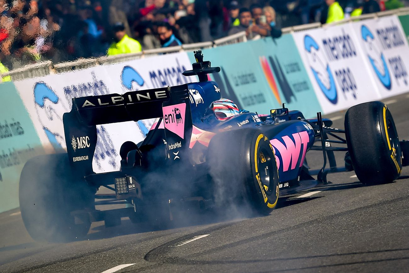 Franco Colapinto, a bordo de un Fórmula 1, un Lotus E20 de la temporada 2012, en las calles de Buenos Aires. (@F1)