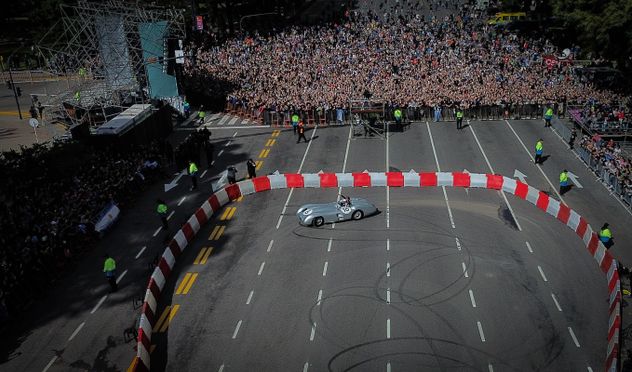 Franco Colapinto en la pista durante su segunda salida a bordo del auto de Fangio.