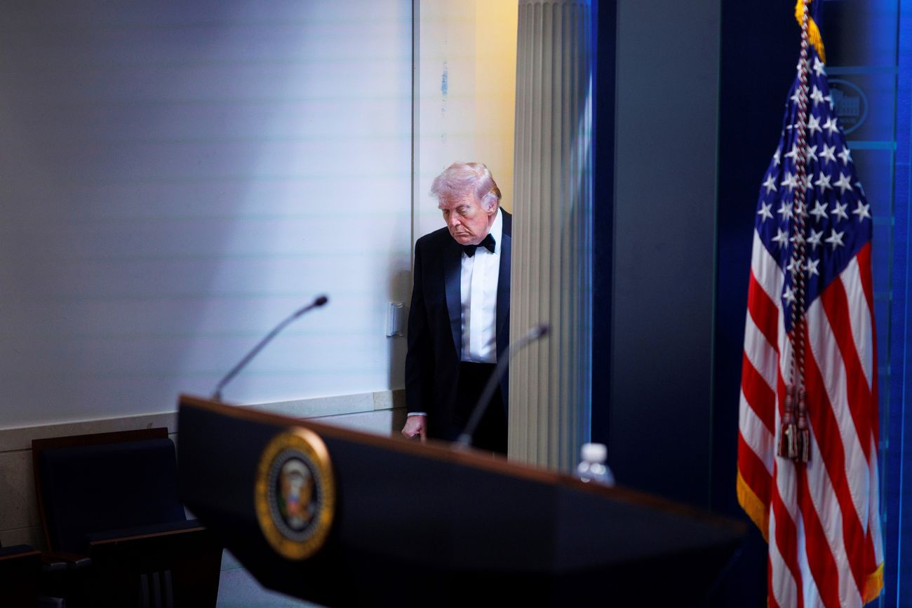 El presidente Donald Trump llega a la sala de prensa James Brady de la Casa Blanca tras el tiroteo en la cena anual de la Asociación de Corresponsales de la Casa Blanca.