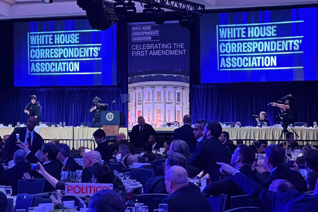 Agentes del Servicio Secreto rodean al presidente Donald Trump antes de que fuera retirado del escenario tras el tiroteo en la cena de corresponsales de la Casa Blanca.
