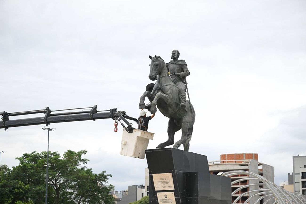 Restauración del monumento de Bustos en el Centro Cívico.