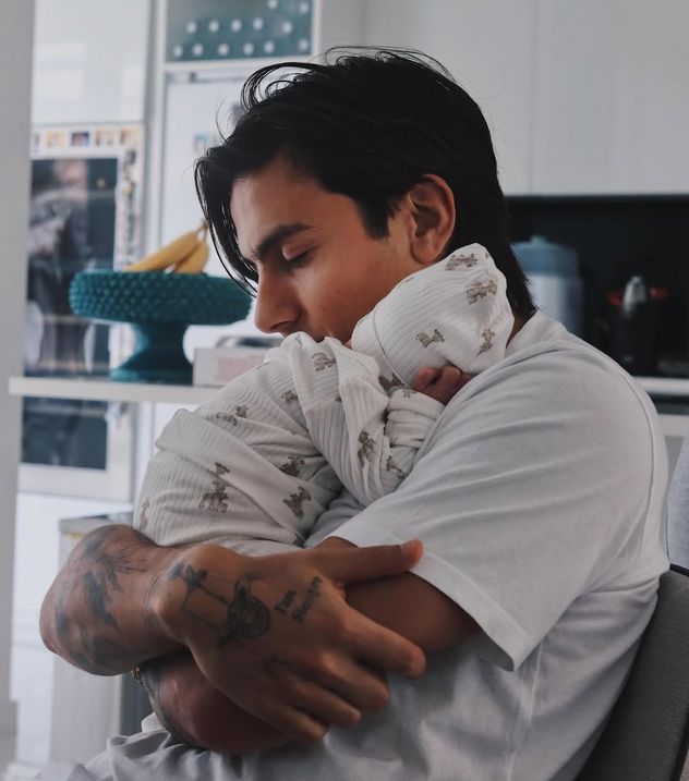 Paulo Dybala junto a su hija Gia.