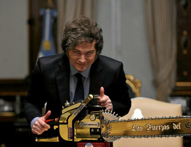 Javier Milei, presidente de la Argentina, con una motosierra.