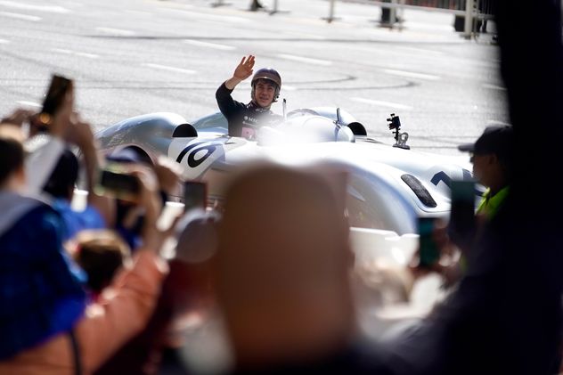 Franco Colapinto en la pista durante su segunda salida a bordo del auto de Fangio.