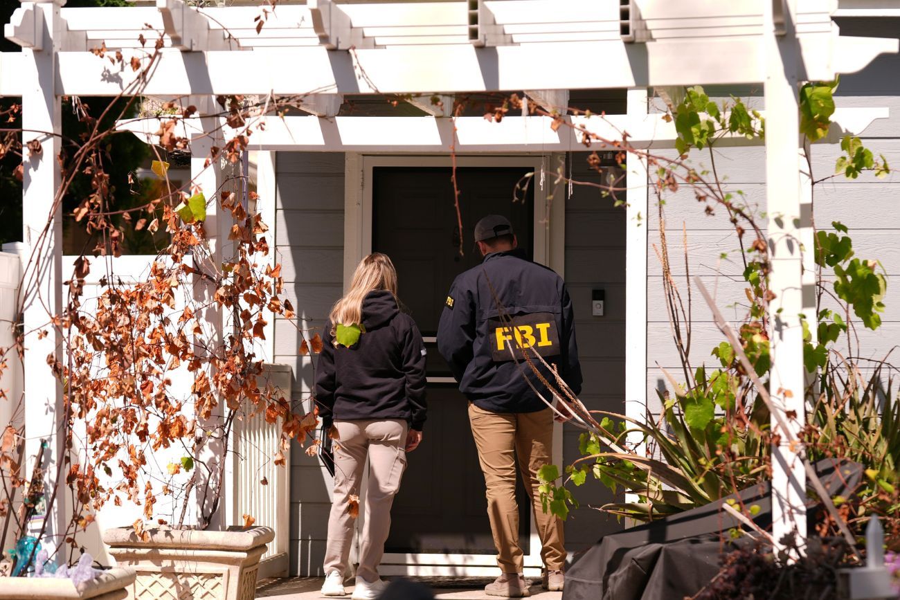 Agentes del FBI trabajan cerca de una dirección en Torrance, California, vinculada a Cole Tomas Allen, identificado como el sospechoso del tiroteo ocurrido la noche anterior en la cena de corresponsales de la Casa Blanca.
