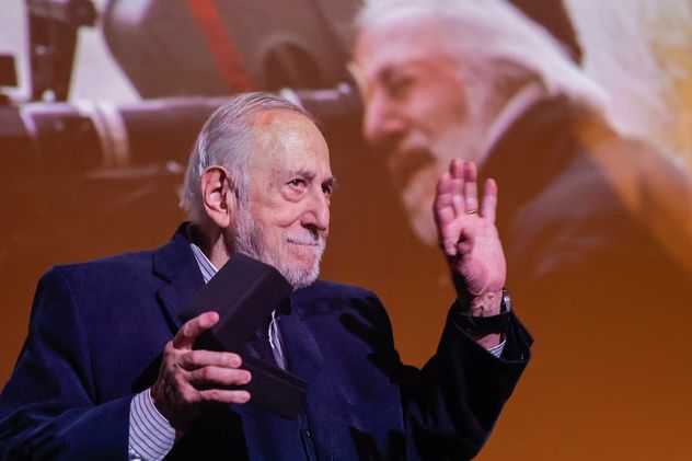 Adolfo Aristarain recibiendo la Medalla de Oro de la Academia de Cine en 2024.