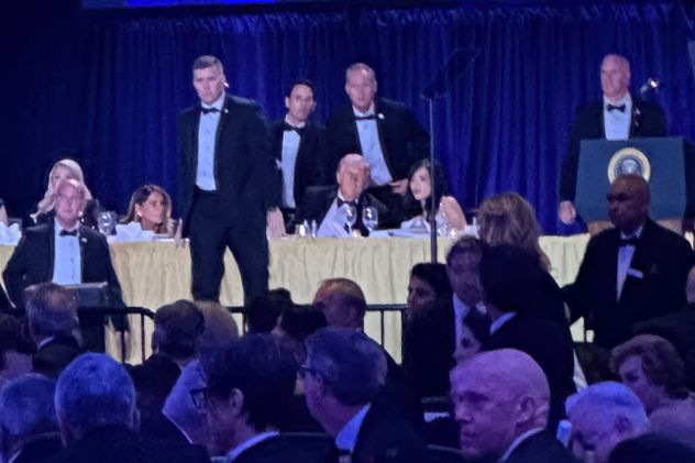 Agentes del Servicio Secreto rodean al presidente Donald Trump antes de que fuera retirado del escenario tras el tiroteo en la cena de corresponsales de la Casa Blanca.
