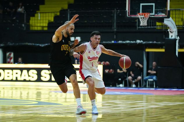 Leandro Vildoza domina la serie entre Instituto y Obras.