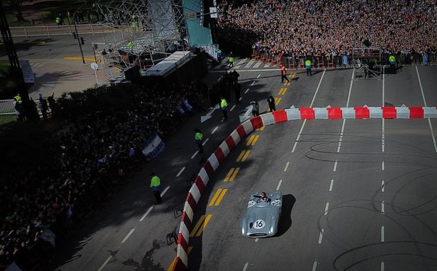 Franco Colapinto en la pista durante su segunda salida a bordo del auto de Fangio.